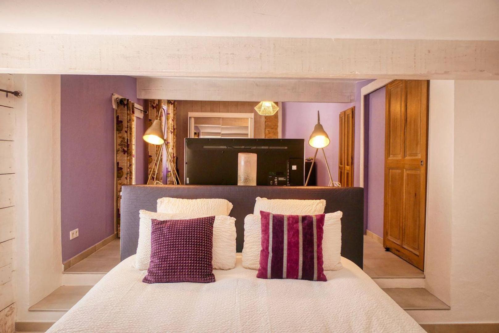 Le Hameau Fleur De Pierres , , Et Table D'hotes Guest house