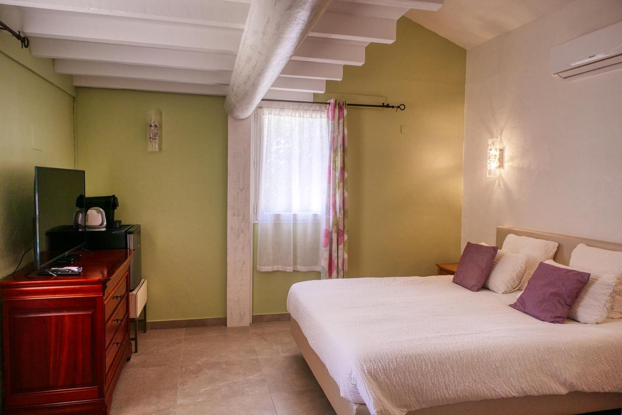Guest house Le Hameau Fleur De Pierres , , Et Table D'hotes 3*